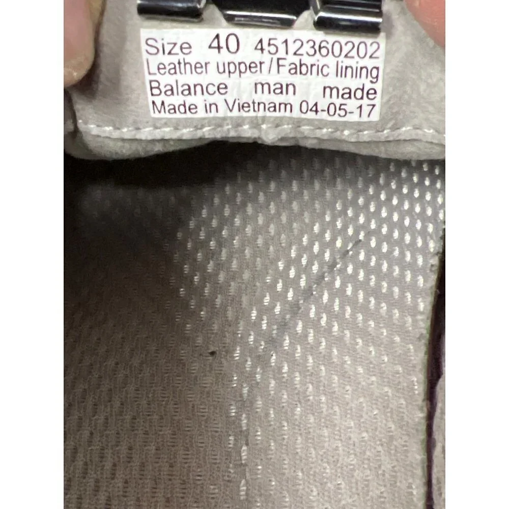 Dansko features 	•